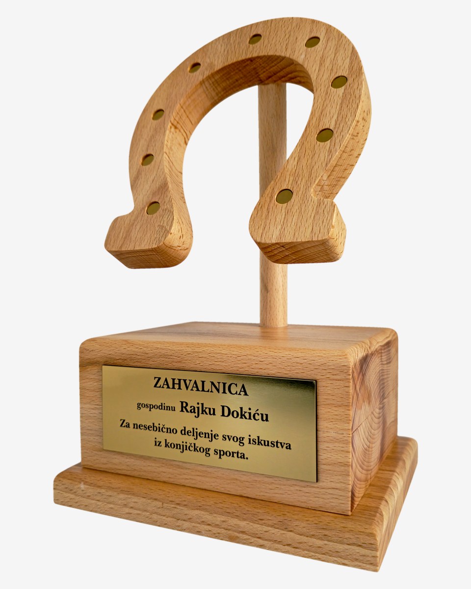 Minimalistički drveni trofej sa simbolom potkovice, priznanje za konjički sport