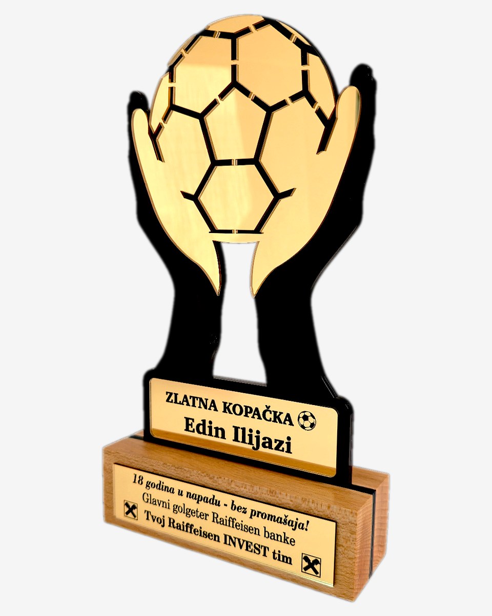 Trofej Zlatna kopačka za Raiffeisen banku, ruke i lopta od drveta i pleksiglasa