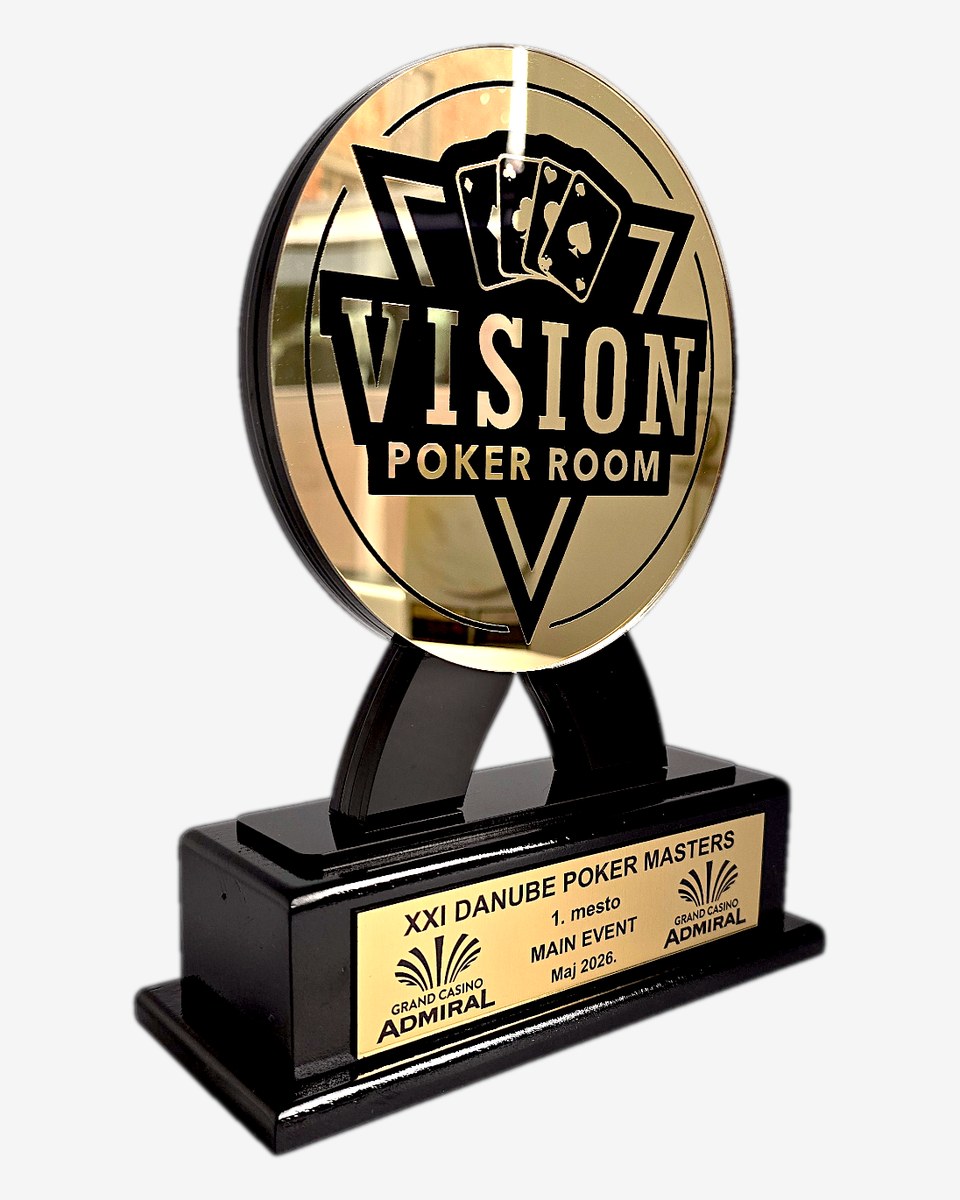 Trofej za Danube Poker Masters, drvo i ogledalo pleksiglas na crnoj pozadini