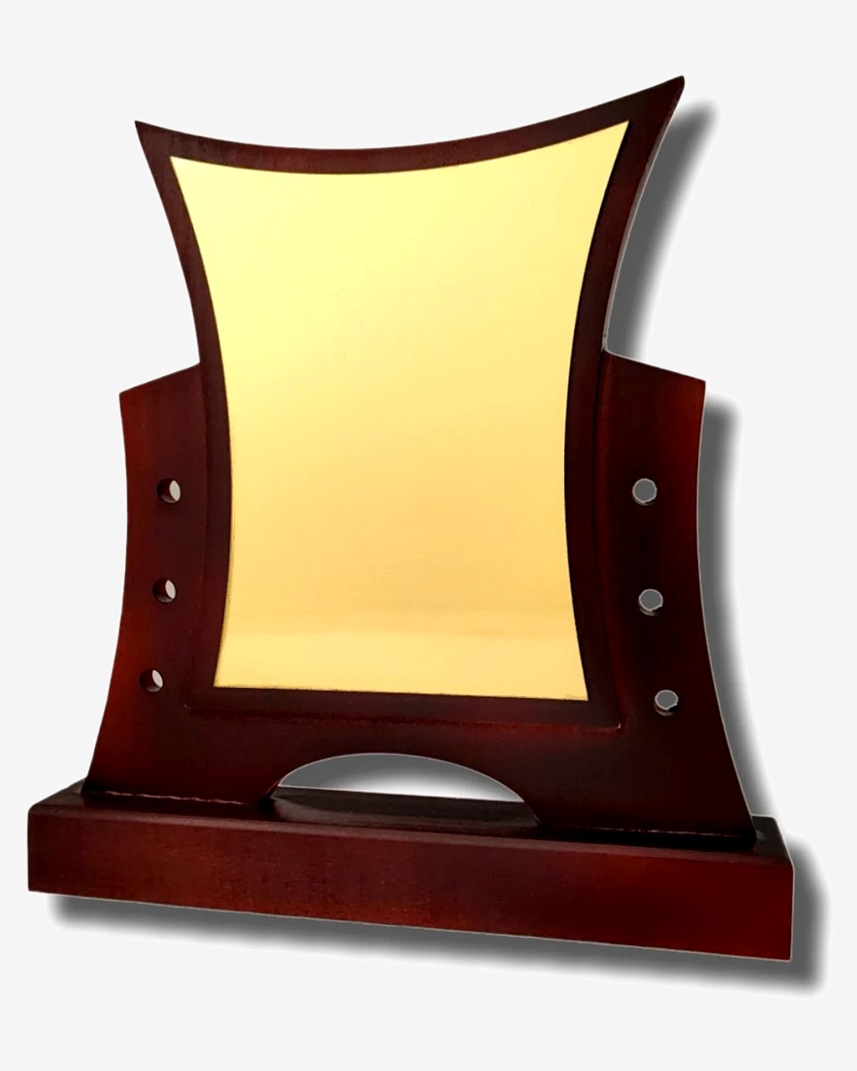 Autorski zakrivljeni trofej, drvo i mesingana pločica — spreman za personalizaciju
